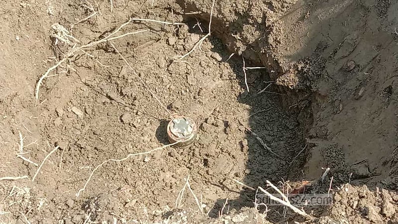 নীলফামারীতে ফের মাটি খুঁড়তে বেরিয়ে এল মাইন