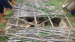 পাবনার কবরস্থান থেকে পাঁচ কঙ্কাল নিয়ে গেছে চোর