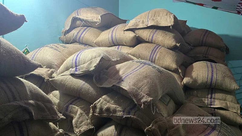 পটুয়াখালীতে ইউপি চেয়ারম্যানের বাড়িতে মিলল ভিজিএফের ১৭ টন চাল