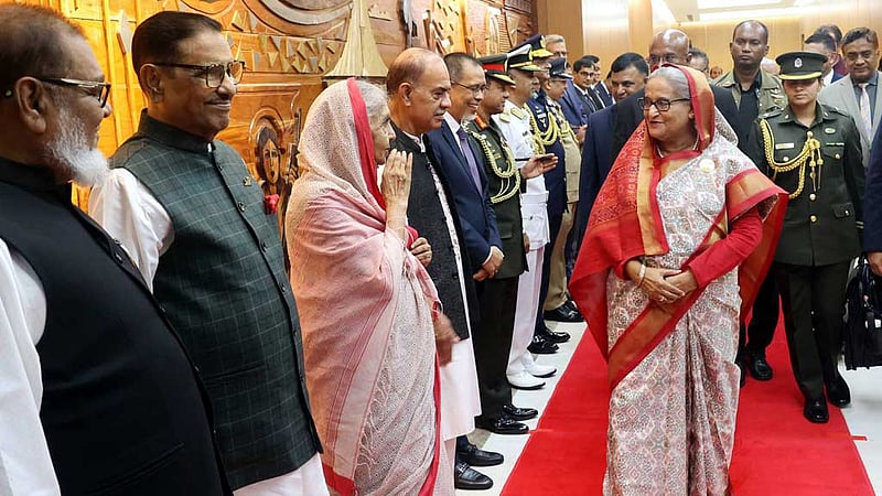 সম্পর্ক এগিয়ে নেওয়ার লক্ষ্যে দিল্লির পথে প্রধানমন্ত্রী
