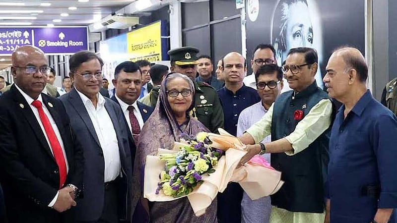 দেশে ফিরেছেন প্রধানমন্ত্রী