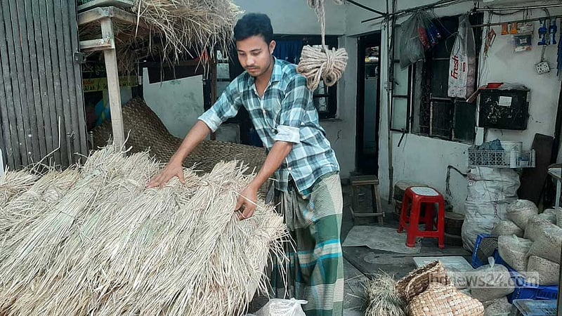 কোরবানি: ভুসি-খড় বেচে অর্ধ লাখ আয়ের আশায় আলমগীররা
