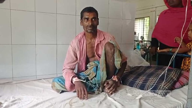 রাজবাড়ীতে কামড় দেওয়া রাসেলস ভাইপার নিয়ে হাসপাতালে কৃষক