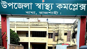 রাজশাহীতে ঝড়ে বটগাছ উপড়ে দোকানে বসা ৩ জনের মৃত্যু