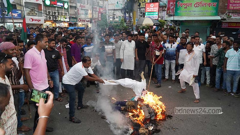 রাজশাহীতে বিক্ষোভ মিছিল শেষে শাহরিয়ারকে ‘অবাঞ্ছিত’ ঘোষণা