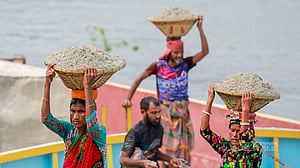 তুরাগ তীরের বালু শ্রমিক