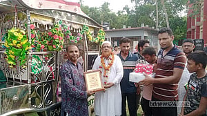 সাতক্ষীরায় ঘোড়ায় চড়িয়ে ‘রাজসিক বিদায়’ প্রধান শিক্ষককে