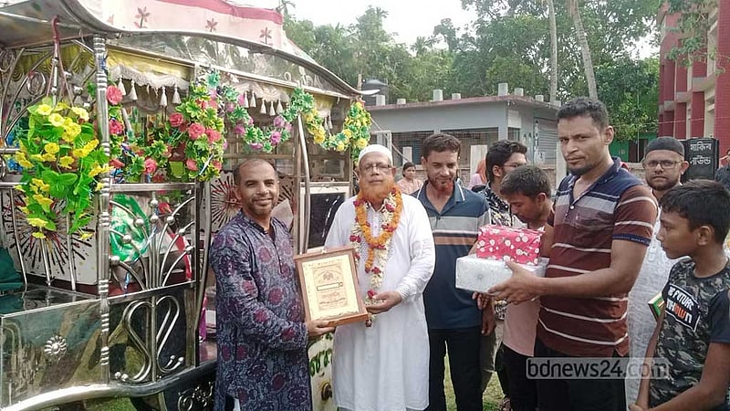 সাতক্ষীরায় ঘোড়ায় চড়িয়ে ‘রাজসিক বিদায়’ প্রধান শিক্ষককে
