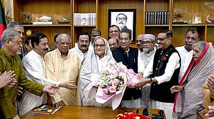 দলীয় নেতাকর্মীদের সঙ্গে প্রধানমন্ত্রীর ঈদ শুভেচ্ছা বিনিময়