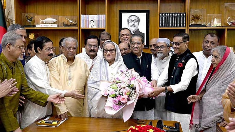 দলীয় নেতাকর্মীদের সঙ্গে প্রধানমন্ত্রীর ঈদ শুভেচ্ছা বিনিময়