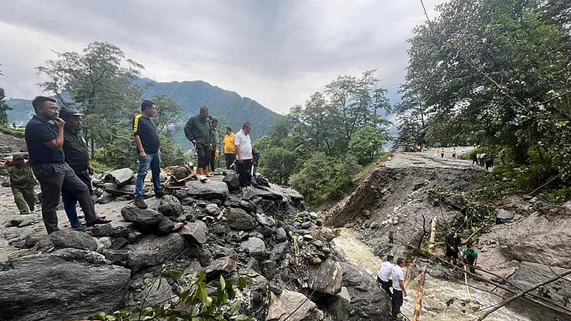 সিকিমে প্রবল বৃষ্টি-বন্যা-ভূমিধস: মৃত ৬, আটকা পড়েছেন ২০০০ পর্যটক