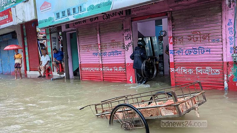 সুনামগঞ্জে দোকানপাটে পানি ঢুকে ব্যবসায়ীদের ক্ষতি