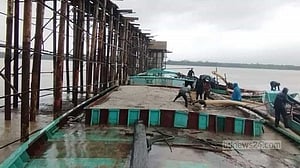 ড্রেজার-ট্রলারের ধাক্কায় যাদুকাটায় নির্মাণাধীন সেতুর কাজ ক্ষতিগ্রস্ত