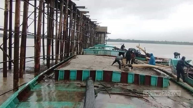 ড্রেজার-ট্রলারের ধাক্কায় যাদুকাটায় নির্মাণাধীন সেতুর কাজ ক্ষতিগ্রস্ত
