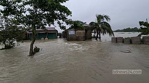 ‘আইজও ঘরো হাঁটু পানি, অবস্থা খুব খারাপ, রান্না-খানি নাই’