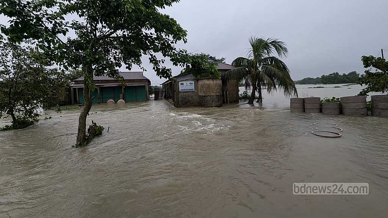 ‘আইজও ঘরো হাঁটু পানি, অবস্থা খুব খারাপ, রান্না-খানি নাই’