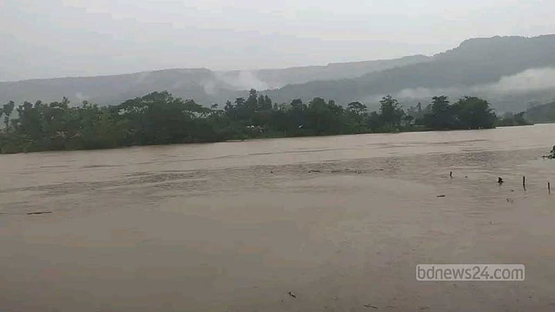 বন্যা পরিস্থিতির অবনতির মধ্যেই অতি ভারি বর্ষণের আভাস