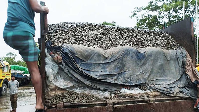 সিলেটে ফের ট্রাকে পাথরের নিচে মিলল ২৭৫ বস্তা চিনি, চালক গ্রেপ্তার