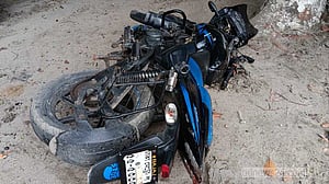 পাশ কাটাতে সড়কে ঝরল মোটরসাইকেল আরোহীর প্রাণ