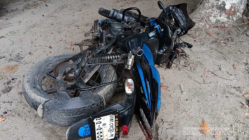 পাশ কাটাতে সড়কে ঝরল মোটরসাইকেল আরোহীর প্রাণ
