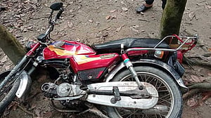 এক মোটরসাইকে‌লে ৩ জন, কভার্ডভ‌্যা‌নের ধাক্কায় নিহত ২