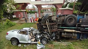 টাঙ্গাইলে ট্রা‌ক-প্রাইভেটকার সংঘ‌র্ষে নিহত ৩