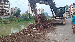 সীমানা তুমি কার: বনশ্রী খাল পাড়ের বর্জ্য সরছে ৩ দিন পর