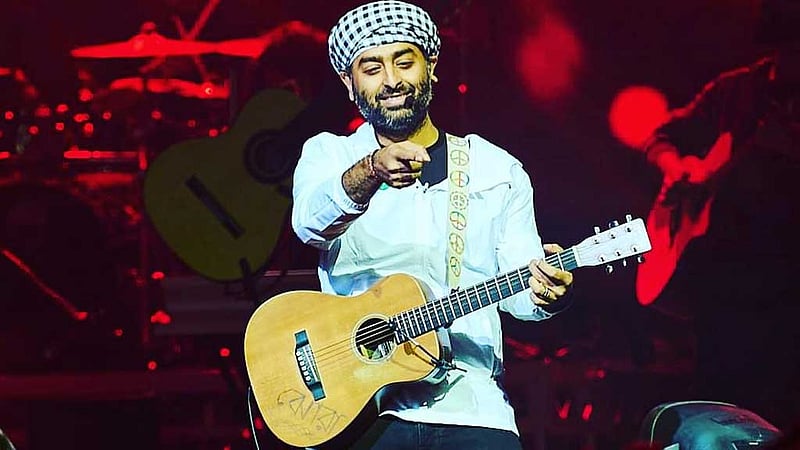 মঞ্চে দাঁড়িয়ে নখ কেন কাটতে গেলেন অরিজিৎ?