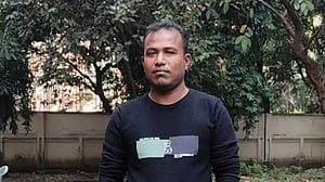 চুরি করতে গিয়ে গাড়িসহ সরকারি চালক গ্রেপ্তার