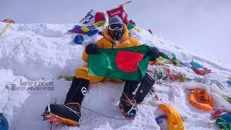 দুই চূড়ায় লাল-সবুজের পতাকা হাতে বাবর আলী