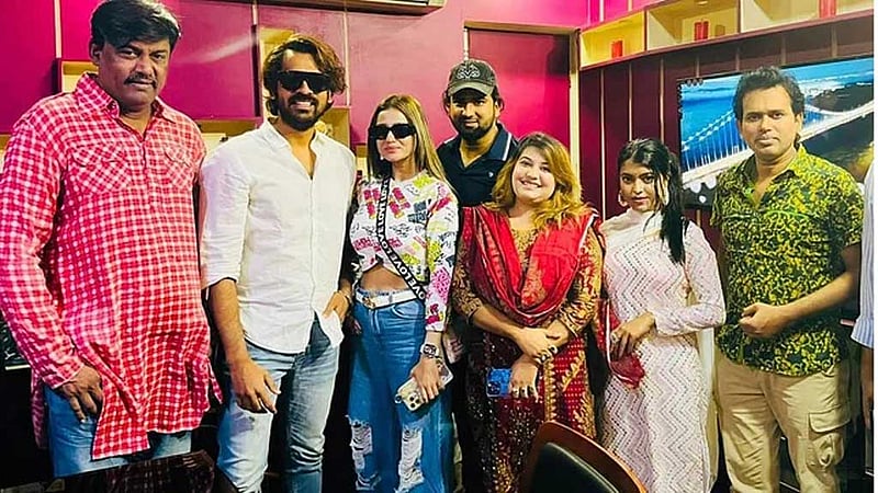 এক ঝাঁক শিল্পীর ‘ব্যাড গার্লস’