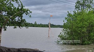 রেমাল: বাগেরহাটে নদীর পানি বিপৎসীমার উপরে, ২ শতাধিক বাড়িঘর প্লাবিত