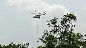 সুন্দরবনে হেলিকপ্টারে ছিটানো হচ্ছে পানি, পুরোপুরি নেভেনি আগুন