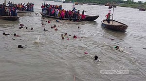 দুর্যোগের মধ্যে পারাপার: ৬০ জন যাত্রী নিয়ে ট্রলারডুবি