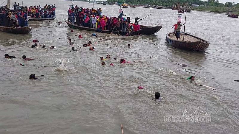 দুর্যোগের মধ্যে পারাপার: ৬০ জন যাত্রী নিয়ে ট্রলারডুবি