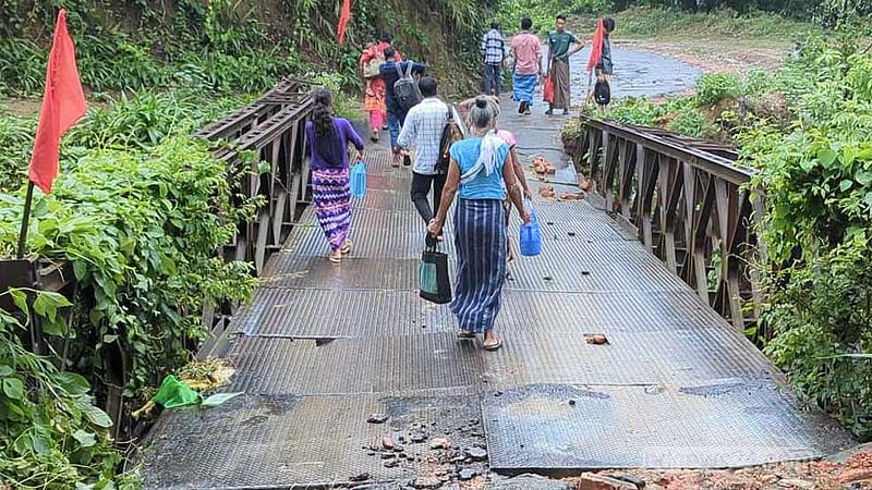 বেইলি সেতু দেবে যাওয়ায় রুমা-থানচি সড়কে যান চলাচল বন্ধ