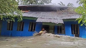 উপকূলজুড়ে ক্ষত রেখে গেল রেমাল
