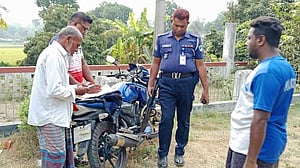 শার্শায় চেয়ারম্যান প্রার্থীর বাড়ির সামনে হাতবোমা বিস্ফোরণ, থানায় অভিযোগ