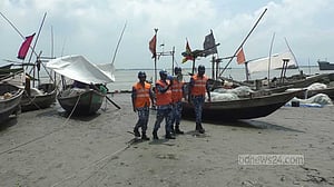 ভারি বৃষ্টির সতর্কতা, বন্দরে সংকেত