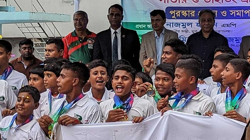 বয়সভিত্তিক সাঁতারে সেরা তোফায়েল ও অ্যানি