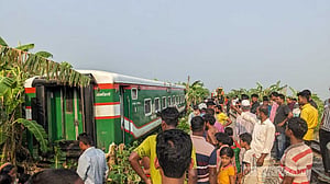 বুড়িমারী এক্সপ্রেস উদ্ধারে লাগল ৫ ঘণ্টা, ট্রেন চলাচল শুরু
