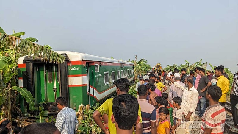বুড়িমারী এক্সপ্রেস উদ্ধারে লাগল ৫ ঘণ্টা, ট্রেন চলাচল শুরু