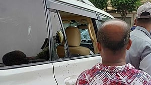 বসুন্ধরা আবাসিকে স্কুলের সামনে গুলি, পুলিশ বলছে ‘মিস ফায়ার’