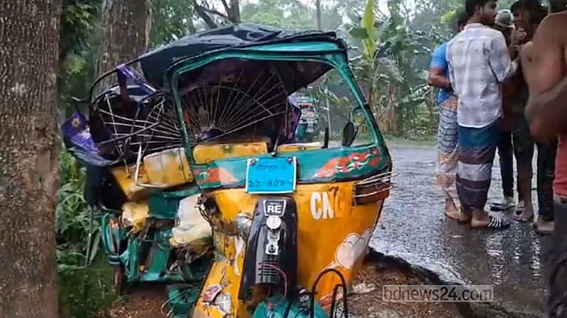 চাঁদপুরে পিকআপ-অটোরিকশার সংঘর্ষে ঝরল বাবা-ছেলের প্রাণ