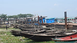 চাঁদপুরে মামলা জটিলতায় নষ্ট হচ্ছে কোটি টাকার জেলে নৌকা