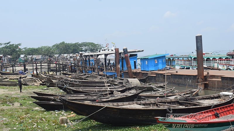 চাঁদপুরে মামলা জটিলতায় নষ্ট হচ্ছে কোটি টাকার জেলে নৌকা