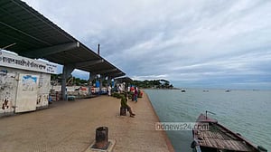 ঝড় আসার আগে সারা দেশে নৌ চলাচল বন্ধ