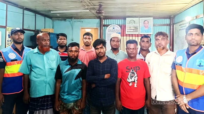 চাঁদপুরের মেঘনায় নৌযানে অভিযানে ৮ সুকানিসহ গ্রেপ্তার ১০
