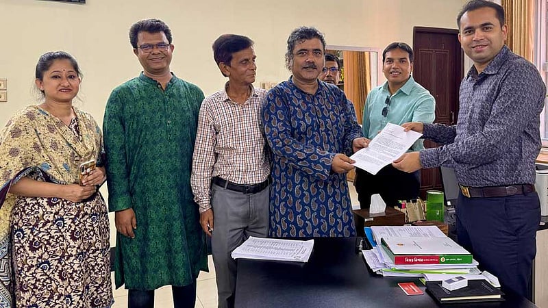 চট্টগ্রাম শিল্পকলার নির্বাচনের তফসিল বাতিলের দাবিতে স্মারকলিপি
