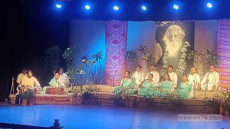 ছায়ানটে রবীন্দ্রনাথে ‘বুঁদ’ শ্রোতা-দর্শকরা